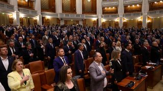 Doi parlamentari s-au prefăcut că au votat moțiunea &icirc;mpotriva Guvernului Bolojan, dar au băgat mărgele &icirc;n urne. Senator USR: &bdquo;Au luat bilele acasă&rdquo;