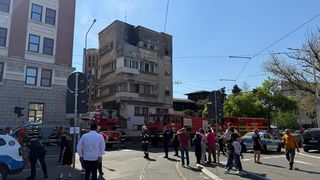 Incendiu &icirc;ntr-un apartament din București, &icirc;n zona Gării de Nord. O femeie de 50 de ani a suferit arsuri pe față