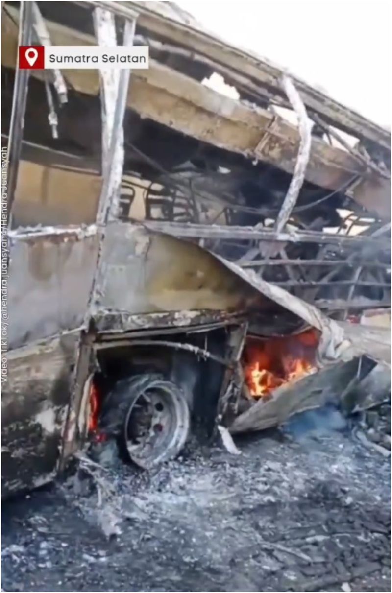 Autobuzul de pasageri s-a ciocnit frontal cu un camion cisternă