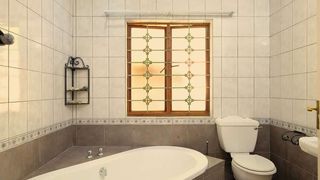 (P) Trucuri pentru &icirc;ntreținerea faianței din baie: cum să o păstrezi ca nouă
