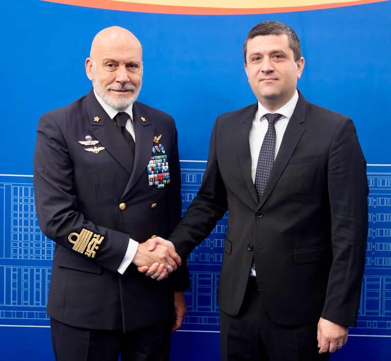 Amiralul Giuseppe Cavo Dragone și ministrul Apărării Naționale