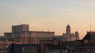 VIDEO Ce faci &icirc;n weekend, cu Claudia Costandiș. Petrecere pe cel mai &icirc;n vogă rooftop din București