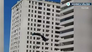 VIDEO Anchetă la R&acirc;mnicu V&acirc;lcea după ce un om a sărit cu parașuta de pe un bloc cu 10 etaje