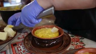 VIDEO M&acirc;ncarea &bdquo;ca la mama acasă&rdquo; s-a transformat &icirc;n atracție turistică