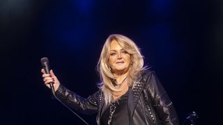 &Icirc;n v&acirc;rstă de 74 de ani, Bonnie Tyler se află &icirc;n comă indusă