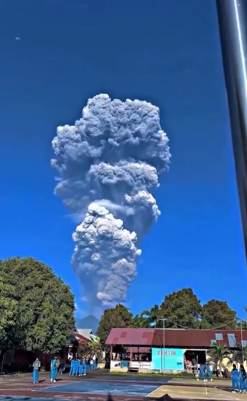 Vulcanul Dukono din estul Indoneziei a erupt