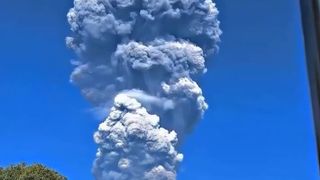 Vulcanul Dukono din estul Indoneziei a erupt