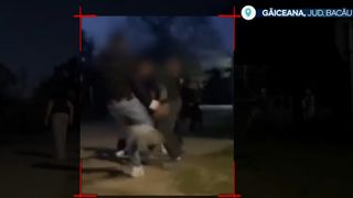 VIDEO Ce spune t&acirc;nărul care a fost bătut și legat de st&acirc;lp de patru agresori. Scenele extrem de violente au fost filmate