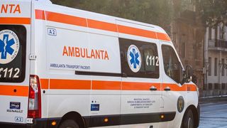 A vrut să &icirc;i taie g&acirc;tul cu o sticlă spartă. T&acirc;năr salvat &icirc;n ultima clipă de un polițist aflat &icirc;n timpul liber