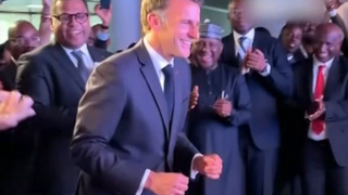 VIDEO Emmanuel Macron cucerește Africa prin dans, fotbal și alergare la summit-ul Africa Forward din Kenya. Imagini de senzație cu președintele Franței