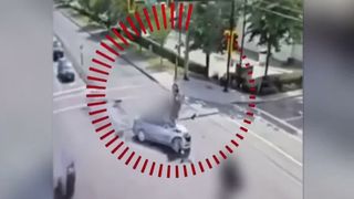 VIDEO Motocicletă suspendată &icirc;n semafor după un accident rupt parcă din filme. &Icirc;n ce stare se află șoferii