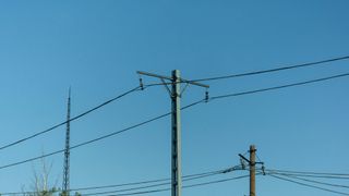 Un st&acirc;lp de electricitate a căzut peste o femeie care mergea pe o stradă din Azuga. Incidentul s-a produs &icirc;n timp ce muncitorii schimbau cablurile
