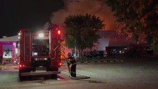 VIDEO Incendiu de proporții &icirc;n Chiajna. Un depozit a fost cuprins de flăcări