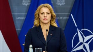 O nouă criză politică &icirc;n Europa de Est, l&acirc;ngă granița cu Rusia. Premierul Letoniei, demisie-șoc