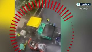 VIDEO Echipa de &bdquo;dorei&rdquo; asfaltează &icirc;n ploaie la Brăila: imagini care au st&acirc;rnit hohote de r&acirc;s pe internet