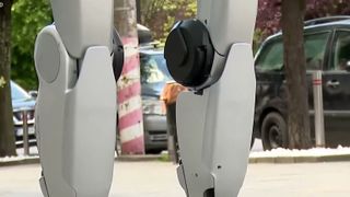 VIDEO Robotul umanoid, noua atracție din T&acirc;rgu Mureș. Acesta curăță străzile 