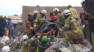 VIDEO Putin a făcut măcel &icirc;n Kiev: 24 de oameni au murit, inclusiv trei copii, după spulberarea unui bloc de locuințe