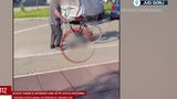 VIDEO Cruzime fără margini &icirc;n Gorj! Un bărbat a ucis o pisică pe stradă