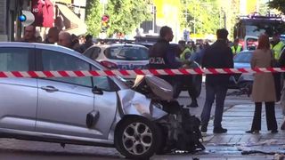VIDEO Teroare &icirc;n centrul istoric din  Modena! Opt oameni au fost răniți după ce un șofer a intrat cu mașina &icirc;n mulțime și a atacat trecătorii