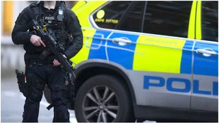 Trei tineri rom&acirc;ni, plătiți de Iran să atace cu cuțitele un jurnalist din Londra
