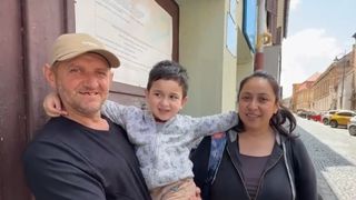 VIDEO Alexandru a fost externat și a ajuns acasă. Părinții micuțului găsit &icirc;n pădure, primele declarații după ce băiatul s-a &icirc;ntors &icirc;n s&acirc;nul familiei