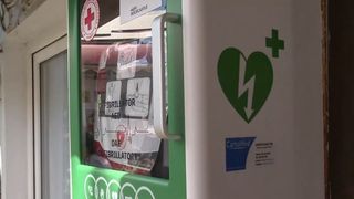 VIDEO Un defibrilator automat a fost instalat &icirc;n piața centrală din Buzău. Aparatul poate face diferența dintre viață și moarte &icirc;n caz de urgență 