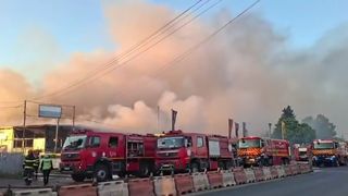 VIDEO &bdquo;Am auzit o bubuitură&rdquo;. Incendiu puternic &icirc;n Bragadiru. Trei oameni au fost răniți