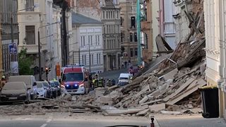 Două rom&acirc;nce sunt dispărute după ce un bloc din Germania s-a prăbușit. Tinerele ar putea fi &icirc;ngropate sub dăr&acirc;mături