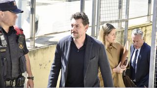VIDEO Miliardar &icirc;mpins &icirc;n prapastie de fiul său? Moștenitorul acuzat de crimă a scăpat rapid de cătușe