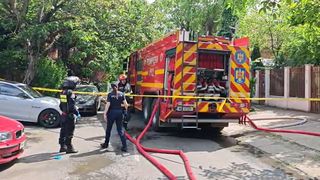 UPDATE VIDEO Incendiu de proporții la o casă din Timișoara. O femeie este rănită grav după ce s-a prăbușit de la mansarda plină cu fum