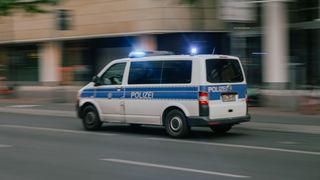 Un rom&acirc;n de 20 de ani a pierit pe un drum din Austria. Iubita lui, o rom&acirc;ncă de 17 ani, a fost rănită &icirc;n impact