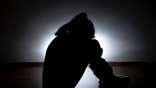 Minoră abuzată de concubinul mamei. Femeia știa totul și lua și parte la scenele de groază 