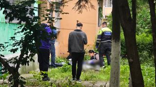 O femeie a murit după ce a căzut de la etajul unui bloc, &icirc;n Constanța. Vecinii au sunat la 112: &rdquo;S-o fi săturat de bătr&acirc;nețe și singurătate&rdquo;