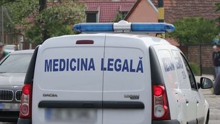 Bărbat de 74 de ani, găsit fără suflare &icirc;n Botoșani de propria soție. Bătr&acirc;nul se lupta cu depresia și s-a sp&acirc;nzurat de un copac din curtea casei