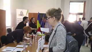 VIDEO Cozi mari la t&acirc;rgurile de locuri de muncă din Mehedinți, dar joburile răm&acirc;n neocupate. Care sunt cauzele paradoxului?