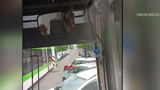 VIDEO O pasageră dintr-un tramvai din Capitală a cobor&acirc;t pentru a dirija circulația. &Icirc;n două minute, femeia i-a convins pe șoferi să elibereze linia