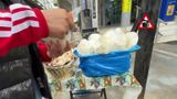 VIDEO Pericolul alimentelor v&acirc;ndute la colț de stradă: br&acirc;nza și laptele &icirc;n găleți de vopsea pun sănătatea &icirc;n pericol