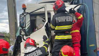 Accident GRAV &icirc;ntre un autobuz și un camion &icirc;n Prahova. A fost solicitat elicopterul SMURD