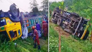 Cel puțin 15 oameni au murit, luni, &icirc;ntr-un accident teribil &icirc;n care a fost implicat un camion răsturnat.