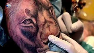 VIDEO &bdquo;Sistemul imunitar luptă să șteargă cerneala&rdquo;. Tatuajele, &icirc;ntre artă și pericol