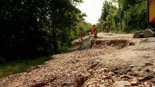VIDEO Ploile și alunecările de teren afectează mai multe zone din țară 