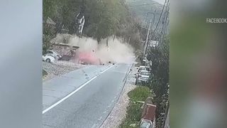 VIDEO Accident grav provocat de un șofer fără permis. Bărbatul a rămas &icirc;ncarcerat
