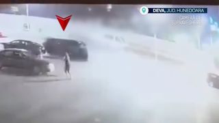 VIDEO Grav accident &icirc;ntr-o parcare din Deva. Un t&acirc;năr de 19 ani s-a răsturnat cu mașina și a lovit alte două autoturisme