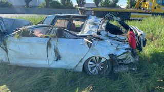 Un t&acirc;năr de 19 ani a murit, după ce s-a urcat la volanul unei mașini puternice. Prietenul său e &icirc;n stare gravă. Cum au fost anunțați polițiștii brăileni de accident