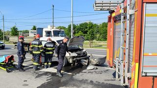 Accident grav &icirc;n Vaslui. Un șofer băut a intrat cu mașina &icirc;ntr-o autoutilitară