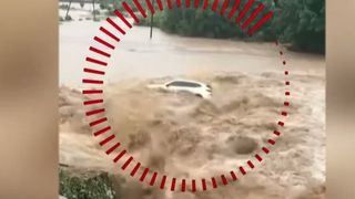 VIDEO Tragedie &icirc;n sud-vestul Chinei din cauza inundațiilor. O mașină a fost luată de ape, după ce un pod s-a rupt &icirc;n două