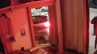 VIDEO Jaft de sute de mii de euro &icirc;n Paris. Au intrat cu mașina &icirc;ntr-un magazin de lux 