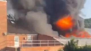 VIDEO Incendiu puternic &icirc;ntr-un supermarket din nordul Londrei. Ipoteză de atac antisemit luată &icirc;n calcul