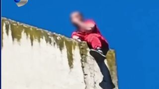 VIDEO Tragedie &icirc;n Deva. Un bărbat beat a căzut de pe o clădire &icirc;n timpul negocierilor cu poliția. Voia să se sinucidă, acum e &icirc;n stare gravă la spital 