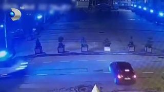 VIDEO Un șofer a lovit o ambulanță &icirc;n C&acirc;mpulung Moldovenesc, deși a trecut pe verde